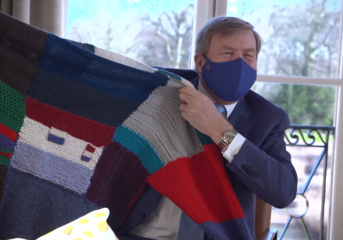 Warmetruiendag-fans doen koning Willem-Alexander warme trui cadeau